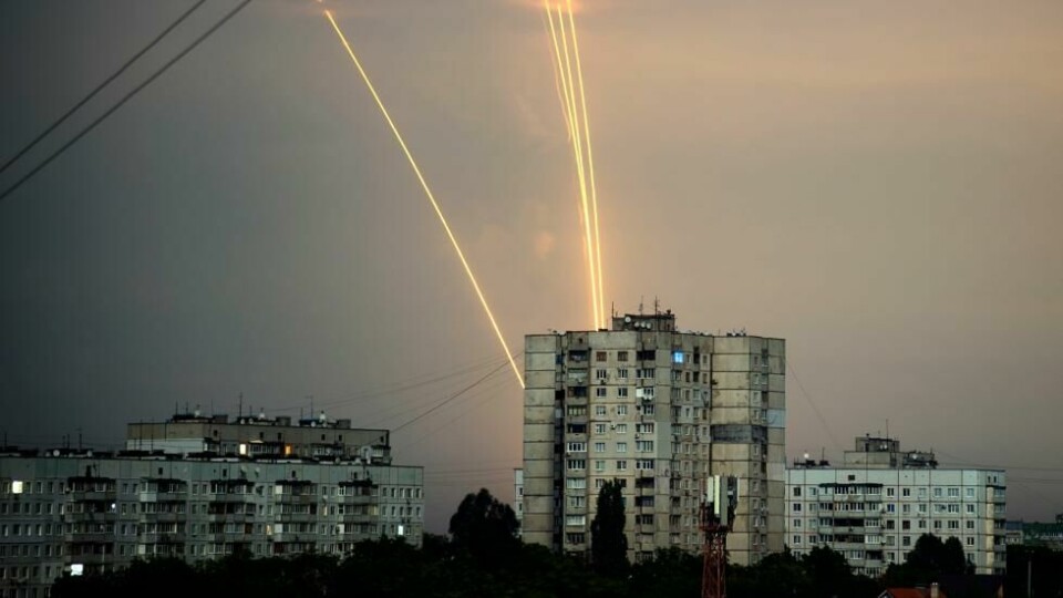 Missiler lyser opp himmelen bak et boligområde i Belgorod. Området ligger like ved grensen til Ukraina. Missiler lyser opp himmelen bak et boligområde i Belgorod. Området ligger like ved grensen til Ukraina. Foto: Vadim Belikov / AP/NTB