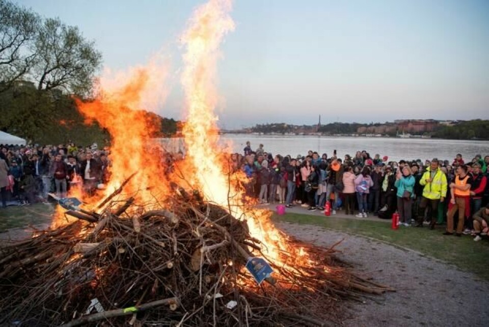 Slik så fjorårets Valborgsnatten ut i Stockholm. I år blir det annerledes, i alle fall om statsminister Löfven får det som han ønsker. Foto: Reuters / TT News Agency / Jessica Gow Slik så fjorårets Valborgsnatten ut i Stockholm. I år blir det annerledes, i alle fall om statsminister Löfven får det som han ønsker. Foto: Reuters / TT News Agency / Jessica Gow