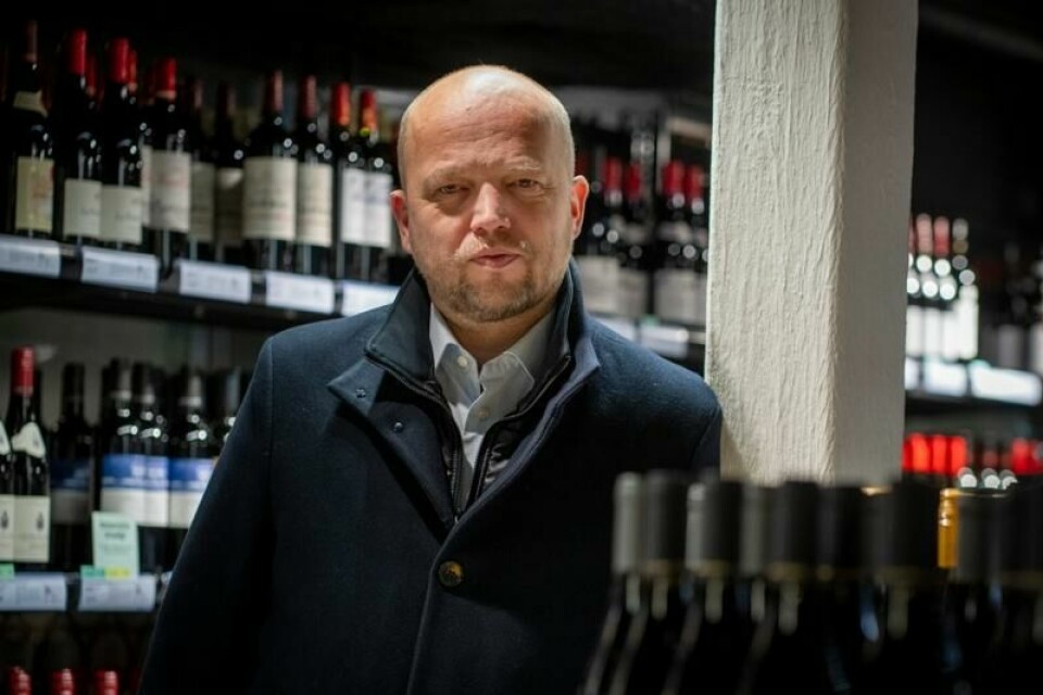 Finansminister Trygve Slagsvold Vedum (Sp) advarer om at Frp vil legge ned Vinmonopolet.