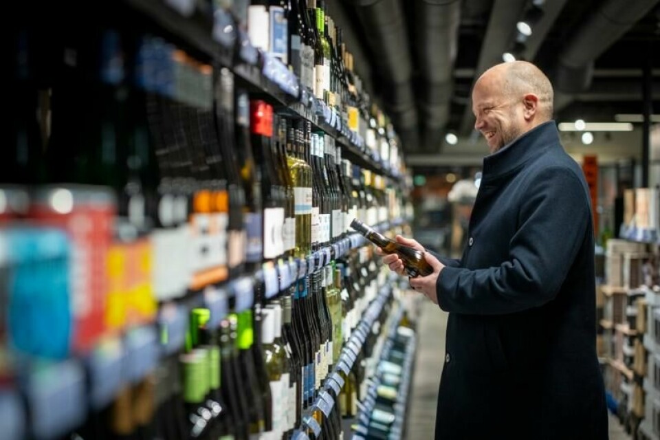 – Vinmonopolet er en av en av de mest populære butikkene i Norge, fordi det er så kundevennlig og har et kjempegodt utvalg, sier finansministeren. – Vinmonopolet er en av en av de mest populære butikkene i Norge, fordi det er så kundevennlig og har et kjempegodt utvalg, sier finansministeren. Foto: Heiko Junge / NTB