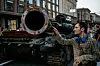 En ødelagt russisk stridsvogn blir vist fram i Kyiv. Foto: Dimitar Dilkoff / AFP