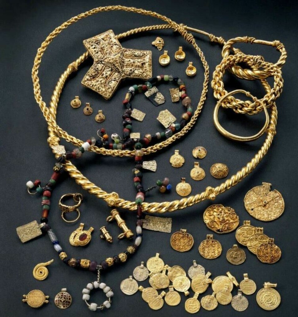 Hoen-skatten som ble funnet i en myr i 1834. Det er 50 smykker, 20 mynter og 200 perler og halvedelstener. De kommer fra det som nå er Midtøsten og hele Europa, men noen av smykkene er produsert i Norge. (Foto: Kulturhistorisk museum, Universitetet i Oslo, lisens CC BY-SA 4.0) Hoen-skatten som ble funnet i en myr i 1834. Det er 50 smykker, 20 mynter og 200 perler og halvedelstener. De kommer fra det som nå er Midtøsten og hele Europa, men noen av smykkene er produsert i Norge. (Foto: Kulturhistorisk museum, Universitetet i Oslo, lisens CC BY-SA 4.0)