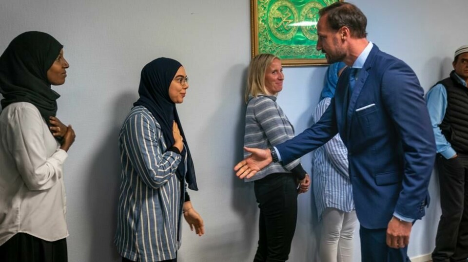 Kronprins Haakon prøver forgjeves å håndhilse på Sriha.