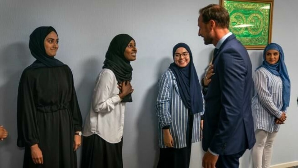 Kronprins Haakon la hånden på brystet da han hilste på resten av de oppmøtte, her ved Faiza (i midten) Fatima (.v.) og Sriha. Kronprins Haakon la hånden på brystet da han hilste på resten av de oppmøtte, her ved Faiza (i midten) Fatima (.v.) og Sriha. Foto: Heiko Junge / NTB scanpix
