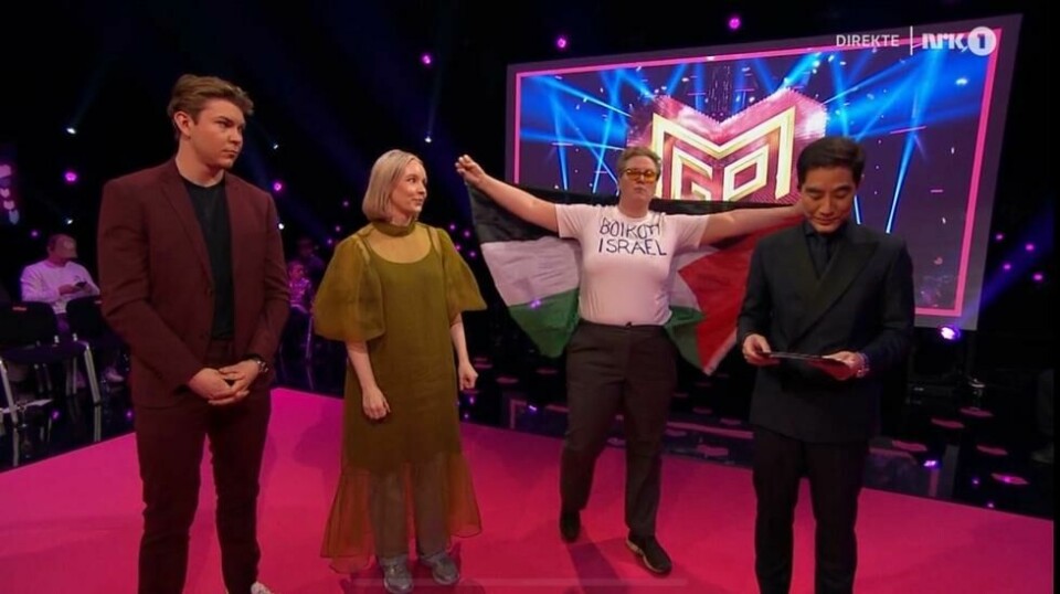 Mot slutten av den første delfinalen i Melodi Grand Prix lørdag forsøkte en demonstrant å avbryte det direktesendte TV-programmet. Hendelsen fant sted idet programleder Fredrik Solvang skulle intervjue Christine Dancke og Oscar Westerlin. Foto: Skjermdump NRK