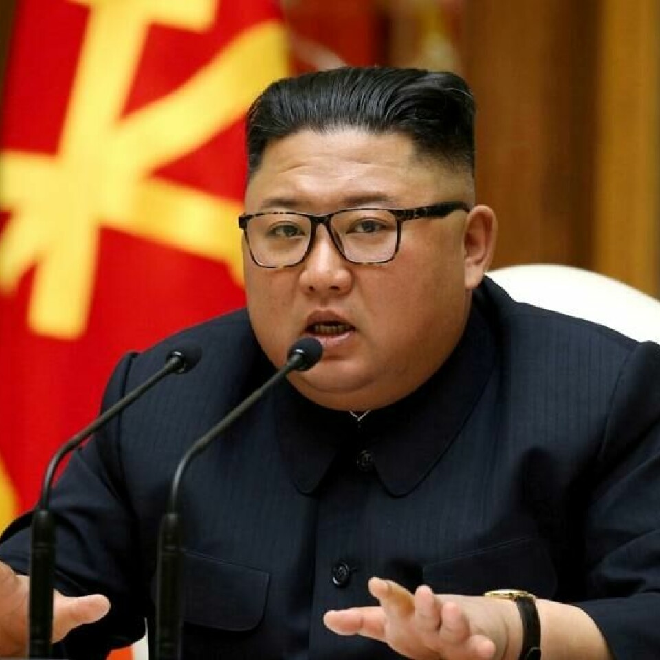 Nord-Koreas leder Kim Jong-un under et møte i det mektige politbyrået 11. april, før han skal ha blitt syk. NTB Scanpix/Reuters.