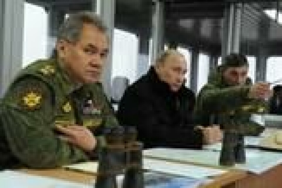 Russlands president Vladimir Putin, tidligere forsvarsminister Sergej Sjojgu og leder av den russiske hærens hovedavdeling for kampforberedelse, Ivan Buvaltsev, under en tidligere militærøvelse ved Kirillovsky-skytefeltet i Leningrad-regionen. Russlands president Vladimir Putin, tidligere forsvarsminister Sergej Sjojgu og leder av den russiske hærens hovedavdeling for kampforberedelse, Ivan Buvaltsev, under en tidligere militærøvelse ved Kirillovsky-skytefeltet i Leningrad-regionen. Foto: Ria Novosti / Reuters/NTB