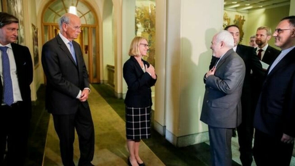 Leder Anniken Huitfeldt og nestlederne Michael Tetzschner og Christian Tybring-Gjedde i Stortingets utenriks- og forsvarskomité møter utenriksminister Javad Zarif under hans besøk i Norge. Han ville ikke håndhilse på Anniken Huitfeldt. Leder Anniken Huitfeldt og nestlederne Michael Tetzschner og Christian Tybring-Gjedde i Stortingets utenriks- og forsvarskomité møter utenriksminister Javad Zarif under hans besøk i Norge. Han ville ikke håndhilse på Anniken Huitfeldt. Foto: Vidar Ruud / NTB scanpix