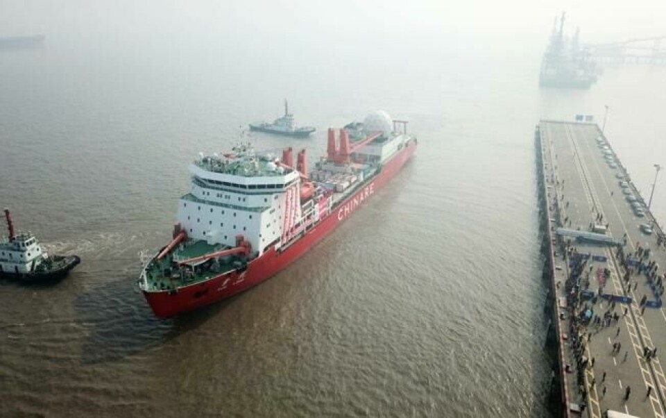 Isbryteren Xuelong, eller «Snødragen» tar fra kai i Shanghai. Den er på vei til Antarktis sammen med 80 selskaper som skal blant annet sette i gang med flyplassbygging. Isbryteren Xuelong, eller «Snødragen» tar fra kai i Shanghai. Den er på vei til Antarktis sammen med 80 selskaper som skal blant annet sette i gang med flyplassbygging. Foto: Stringer / AFP / NTB scanpix