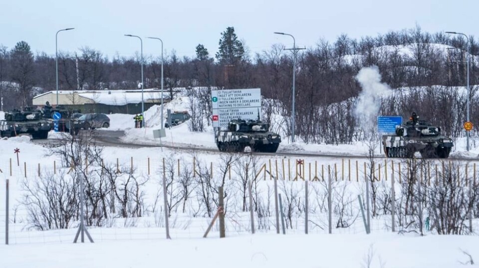 Finske stridsvogner av typen Leopard 2 krysser grensen mellom Finland og Norge 9. mars 2024. For første gang i historien skal fienden i øvelsen, finske og svenske styrker, forsøke å invadere Norge, når grenseovergangen ved Valtakunnanraja rett nord for Kivilompolo i Finland skal krysses.