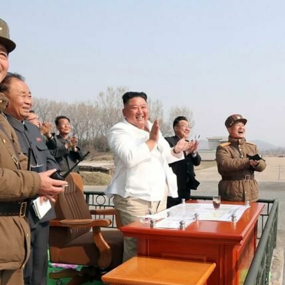 Nord-Koreas leder Kim Jong-un inspiserer en luftforsvarsenhet vest i Nord-Korea 12. april, før han skal ha blitt operert. Foto: NTB Scanpix/AP. Nord-Koreas leder Kim Jong-un inspiserer en luftforsvarsenhet vest i Nord-Korea 12. april, før han skal ha blitt operert. Foto: NTB Scanpix/AP.