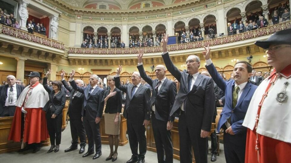 SVEITS FØYER SEG: Det sveitsiske parlamentet, her under valg av regjering i 2015, vil ikke innfri folkeavstemningens krav om innvandringskvoter.