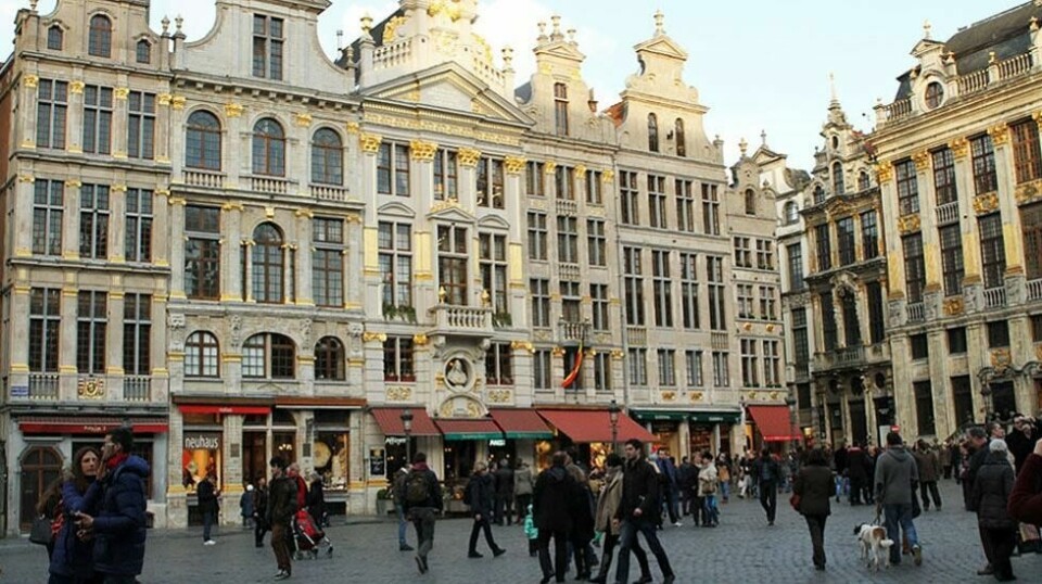 FÆRRE EU-BORGERE: I 2015 skrumpet EUs egen befolkning, her ved noen av dem på Grand Place i Brussel, for første gang i historien, melder Eurostat. Innvandring gir likevel en økning på 2 millioner.
