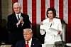 Demokratenes leder i Representantenes hus, Nancy Pelosi, rev i stykker en kopi av USAs president Donald Trumps tale da han fikk applaus for sin tredje State og the Union-tale i Kongressen Foto: Patrick Semansky/ AP/ NTB scanpix Foto: NTB scanpix