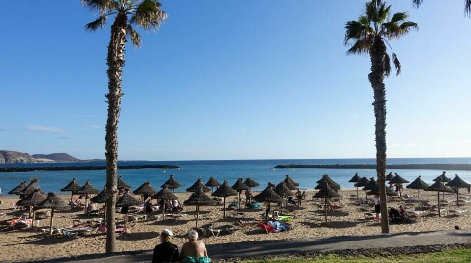 Illustrasjonsbilde: Stranden i Los Cristianos på Tenerife. Flere reiseselskap dumper nå prisene på reiser til norske feriefavoritter i juleferien.