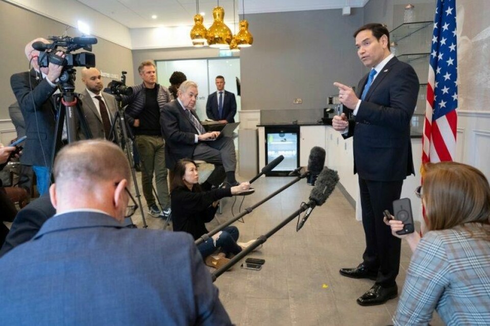 USAs utenriksminister Marco Rubio snakker med pressen under en mellomlanding i Irland på vei hjem fra forhandlinger med Ukraina i Saudi-Arabia.