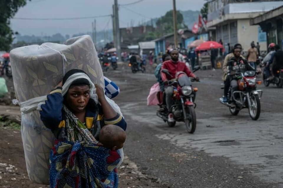 Sivilbefolkningen i Goma på flukt fra kampene som raser i byen. Foto. Moses Sawasawa / AP / NTB