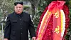 Under statsbesøk i Vietnam i mars la Nord-Koreas leder Kim Jong Un ned store rød-gule kranser ved mausoleet til nasjonalhelt Ho Chi Minh. Foto: Kham / AP