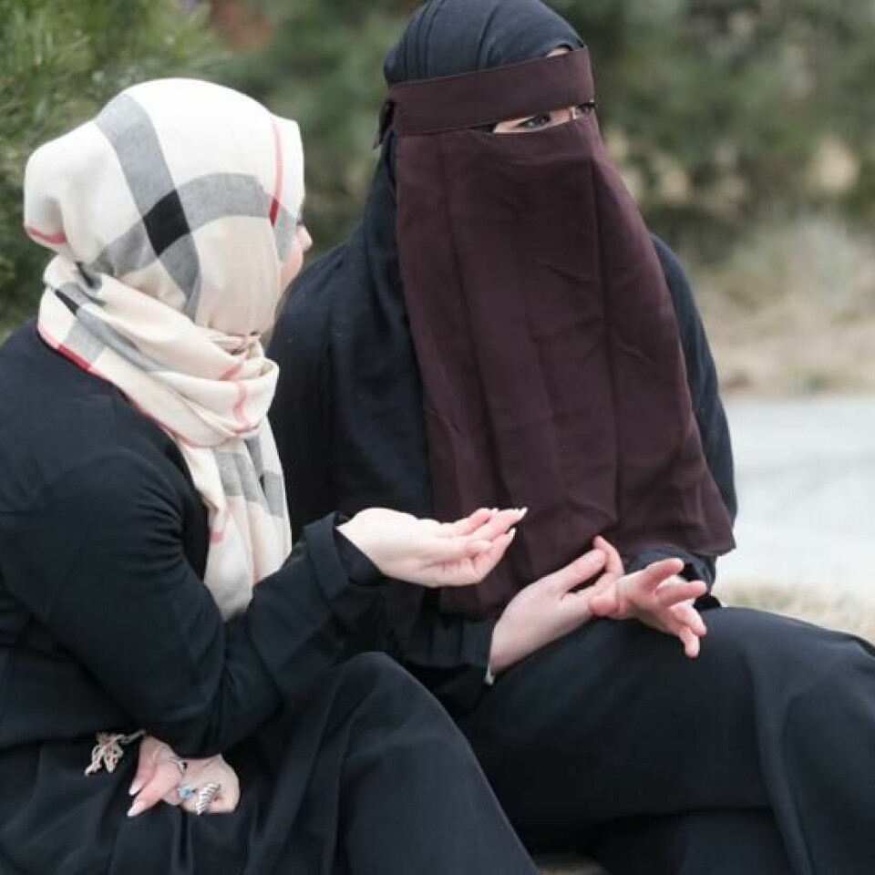 Oslo 20170316. Kvinner kledd i nikab og hijab i Oslo sentrum. MODELLKLARERT
