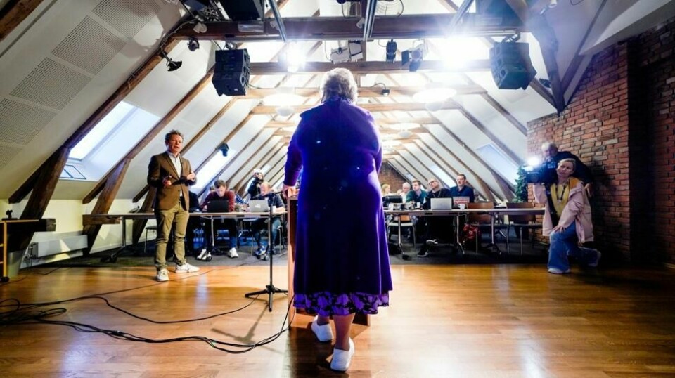 Høyre-leder Erna Solberg orienterer pressen om ektemannen Sindre Finnes aksjehandel i årene hun var statsminister. Foto: Heiko Junge / NTB