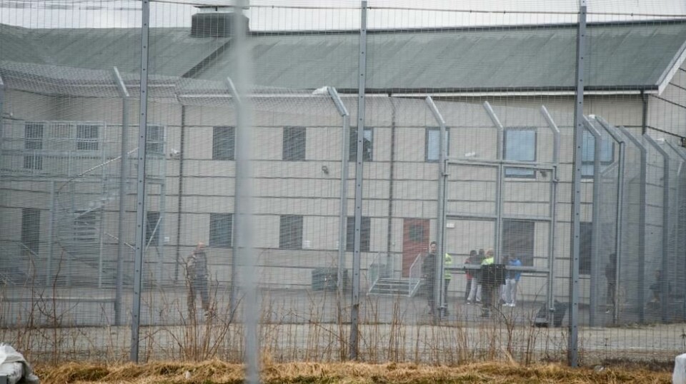 Asylsøkere som skal sendes hjem i luftegården til Utlendingsinternatet på Trandum. Foto: Heiko Junge / NTB scanpix