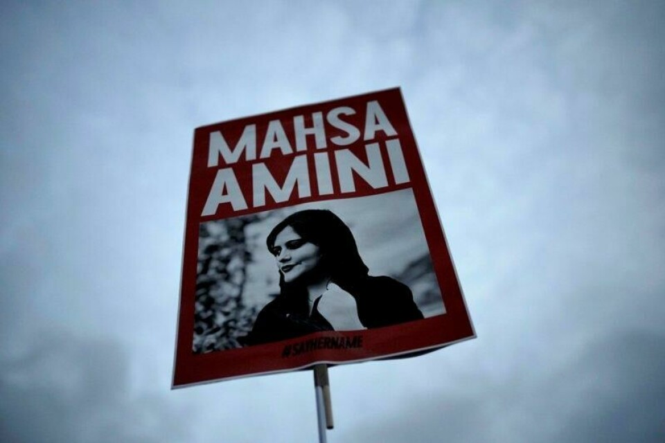 Den iranske kvinnen Mahsa Amini skal i 2022 ha brutt den iranske kleskoden. Hun ble arrestert av moralpolitiet og døde i deres varetekt. Dødsfallet utløste voldsomme demonstrasjoner i Iran og i utlandet.