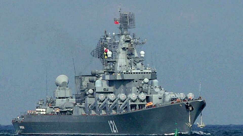 Det russiske flaggskipet Moskva på vei inn til havnen i Sevastopol i 2013. Skipet ble alvorlig skadet i et ukrainsk angrep.