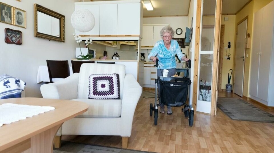 Illustrasjonsbilde av eldre dame med rullator i sitt hjem i Mo i Rana.