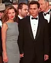 Kate Moss og Jonny Depp på den røde løperen under filmfestivalen i Cannes i 1997. Foto: Remy de la Mauviniere/AP