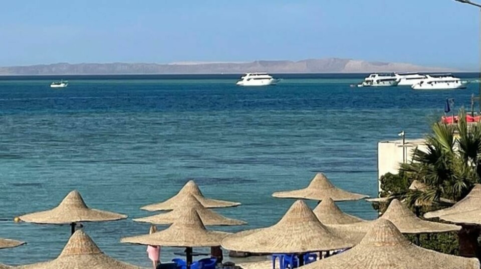 En nordmann var blant de 45 passasjerene om bord på turistubåten som sank utenfor Egypt torsdag. Alle de seks som omkom i forliset, var russiske statsborgere. Etter ulykken søkte flere båter i området utenfor feriestedet Hurghada.