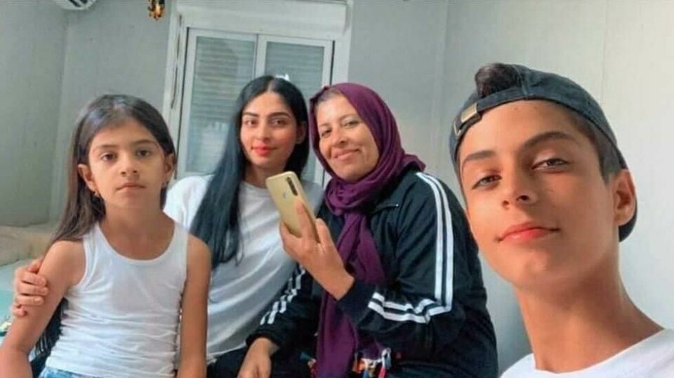 Bildet viser 7 år gamle Hesty, 22 år gamle Hadia, mamma Kajal Hussein på 45 år og sønnen Mobin på 16. Alle er meldt savnet etter å angivelig ha satt ut på den livsfarlige ferden fra den franske byen Calais til England.