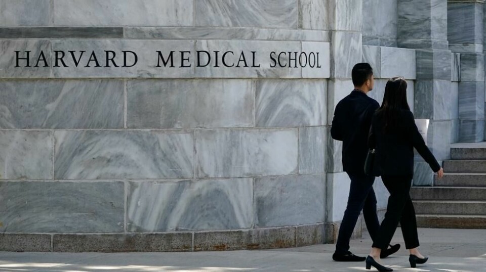 Fotgjengere går mot Harvard Medical School i Boston. Føderale etterforskere har oppdaget handel av menneskelige levninger med tilknytning til Harvard Medical School og har arrestert personer i flere delstater. Illustrasjonsfoto.