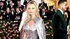 Kate Moss lever et mer tilbaketrukket liv enn på 90-tallet, men dukker fortsatt opp på en motefest nå og da. Her var hun under Met-gallaen i New York i 2019. Foto: Dimitrios Kambouris/AFP