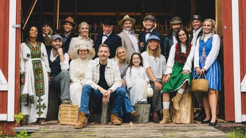 Ingen streik betyr at «Farmen» gå videre som planalgt. Farmen sendes på TV 2 høsten 2024, med premiere tirsdag 17. september. Stående bak f.v.: Seble Kefele, Tanja Pettersen, Jonathan Høiland, Cecilie Marie Røinås, Roy Morten Lereng, Glenn-Eric Moe, Erlend Arnesen, Edip Secici, Svein Håvard Saksen og Madelen Mindresunde. Sittende foran f.v.: Åsmund With, Renate Rønninghaug Markussen, programleder Niklas Baarli, Lea Steen, Miriam Jasmin Vik, Alex Noddeland og Julie Werner.