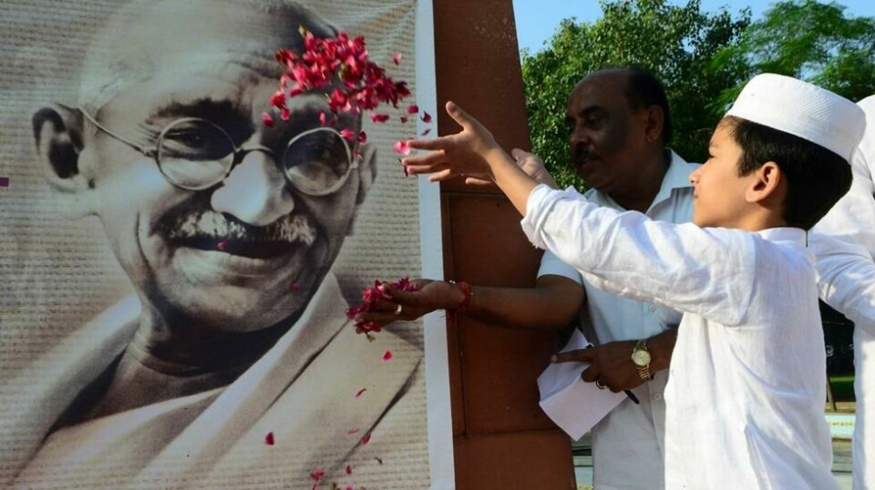 Onsdag 2. oktober var det 150 år siden den indiske frigjøringshelten Mahatma Ghandi ble født. Samme dag ble aske av Ghandi stjålet fra et minnested. Foto: AFP / NTB scanpix.