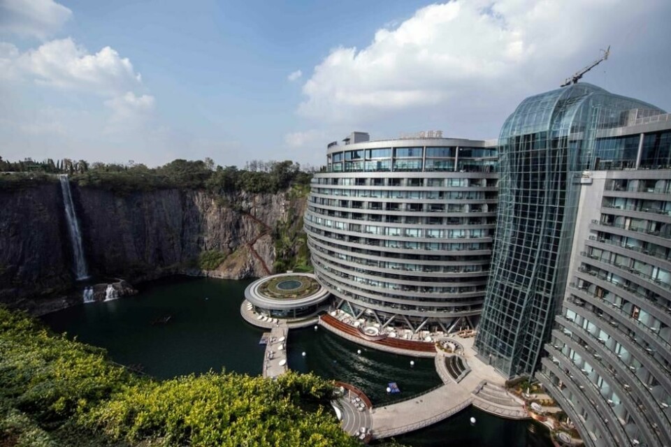 Drøye 30 kilometer fra Shanghai har man bygget et ikonisk hotell i bunnen av et nedlagt steinbrudd. Drøye 30 kilometer fra Shanghai har man bygget et ikonisk hotell i bunnen av et nedlagt steinbrudd. Foto: Johannes Eisele / AFP