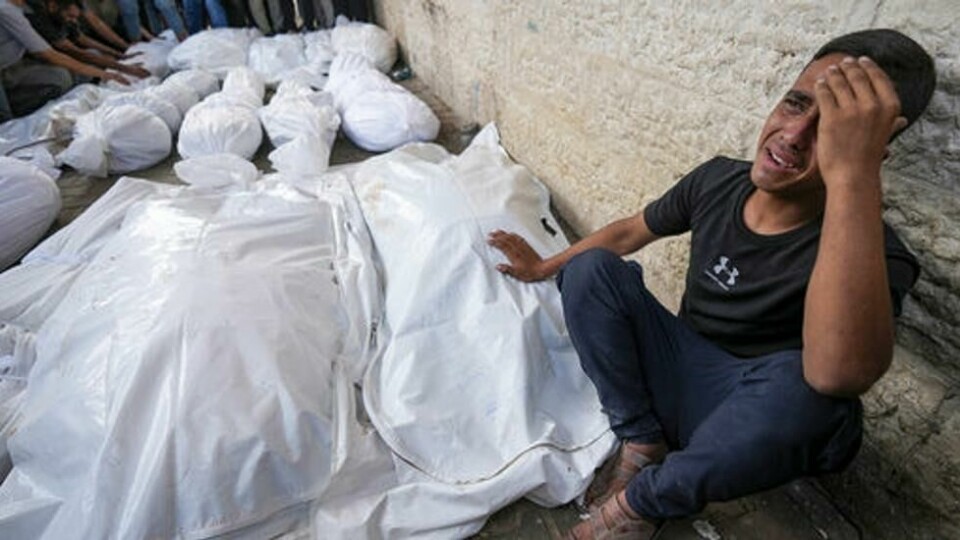 En palestinsk mann gråter under begravelsen av 15 palestinere som ble drept i et israelsk angrep i Gaza tidligere i måneden. Blant de over 40.000 som ifølge palestinske helsemyndigheter er drept i krigen, var det nærmere 17.000 barn. Foto: AP / NTB En palestinsk mann gråter under begravelsen av 15 palestinere som ble drept i et israelsk angrep i Gaza tidligere i måneden. Blant de over 40.000 som ifølge palestinske helsemyndigheter er drept i krigen, var det nærmere 17.000 barn. Foto: AP / NTB