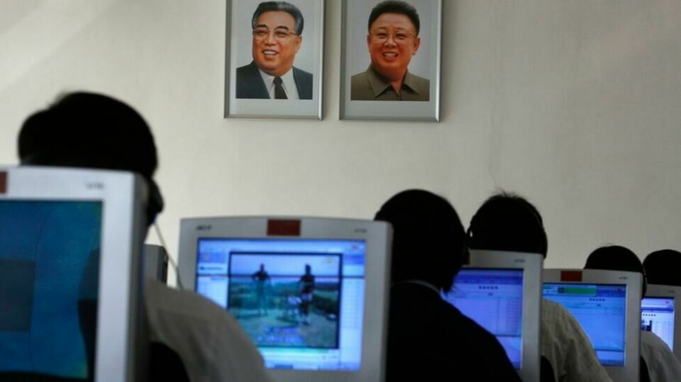 Arkivfoto fra 2012. Nordkoreanske studenter bruker datamaskiner i et klasserom. Portrett av landets tidligere ledere Kim Il Sung (t.v.) og sønnen Kim Jong-Il på veggen. Scanpix/AP.
