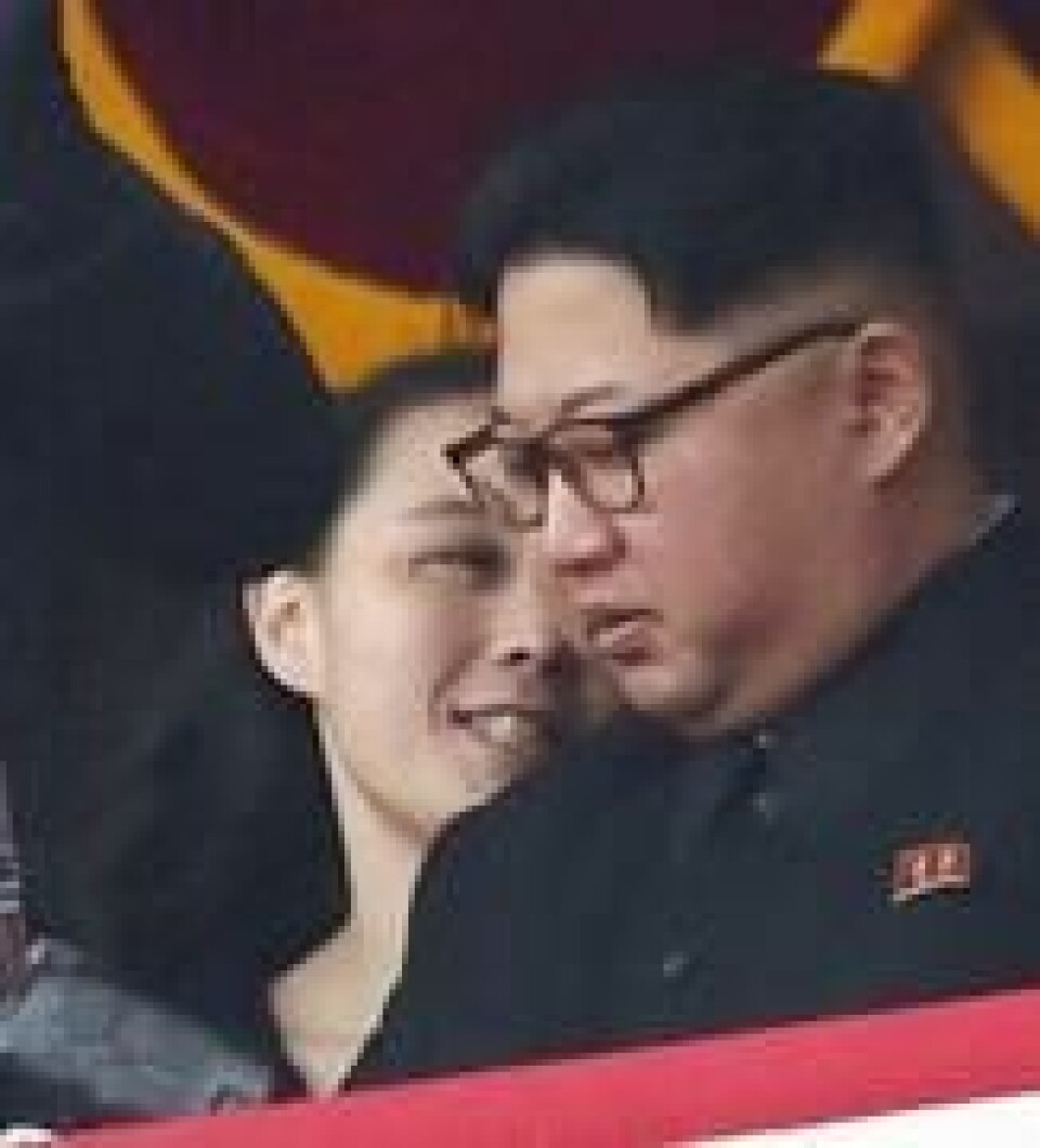 Nord-Koreas leder Kim Jong-un (t.h.) og søsteren Kim Yo Jong følger med på en militærparade i hovedstaden Pyongyang. Scanpix/AP. Nord-Koreas leder Kim Jong-un (t.h.) og søsteren Kim Yo Jong følger med på en militærparade i hovedstaden Pyongyang. Scanpix/AP.