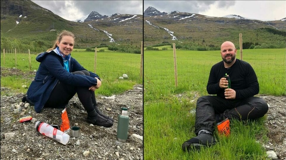 ABC Nyheters sykkeljournalister, Elisabeth Bergskaug og Roger Grosvold, nyter en lunsj på fjellet på vei fra Volda til Ålesund.