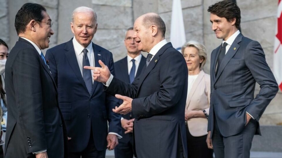 Japans tidliger statsminister Fumio Kishida, den tyske rikskanselleren Olaf Scholz, og Canadas statsminister Justin Trudeau, har alle blitt bedt om å følge Joe Bidens eksempel.