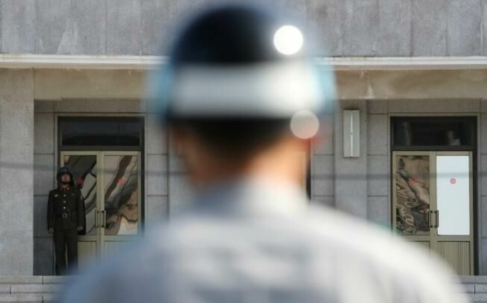 Nordkoreansk soldat til venstre, sørkoransk soldat foran holder vakt på hver sin side av grensen i våpenhvilelandsbyen Panmunjom i den demilitariserte sonen mellom de to koreanske statene. Foto fra september: Scanpix/AP. Nordkoreansk soldat til venstre, sørkoransk soldat foran holder vakt på hver sin side av grensen i våpenhvilelandsbyen Panmunjom i den demilitariserte sonen mellom de to koreanske statene. Foto fra september: Scanpix/AP.