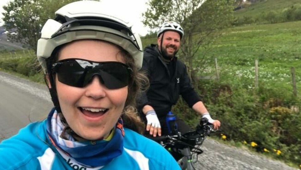 Blide og fornøyde når vi har nådd toppen av fjellet. Blide og fornøyde når vi har nådd toppen av fjellet. Foto: Elisabeth Bergskaug/ABC Nyheter