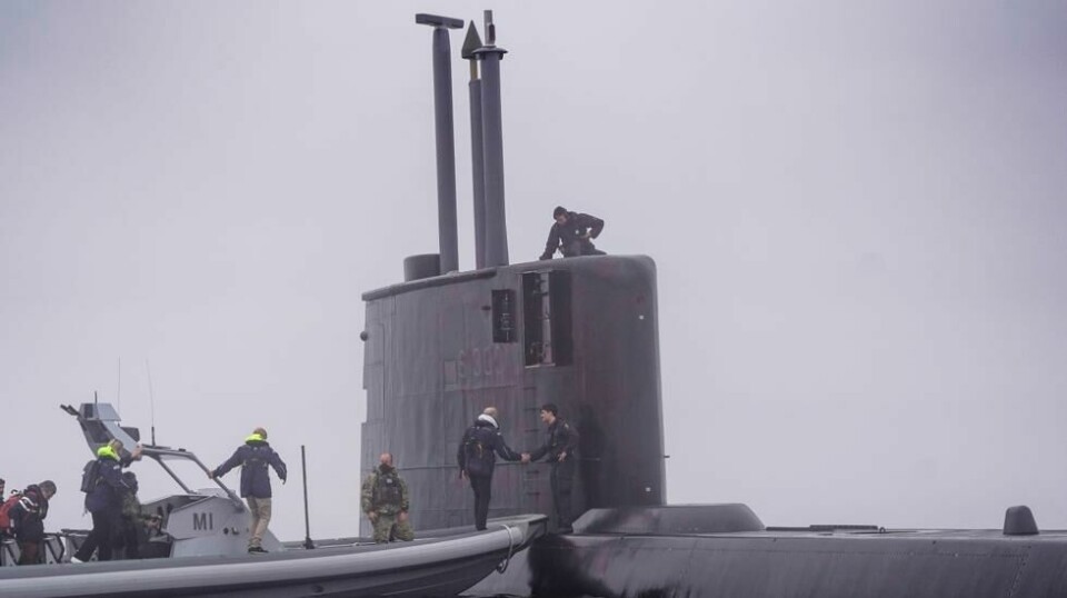 Statsminister Jonas Gahr Støre (Ap) går om bord i ubåten KNM Utvær utenfor marinebasen i Horten fredag ettermiddag. Foto: Håkon Mosvold Larsen / NTB