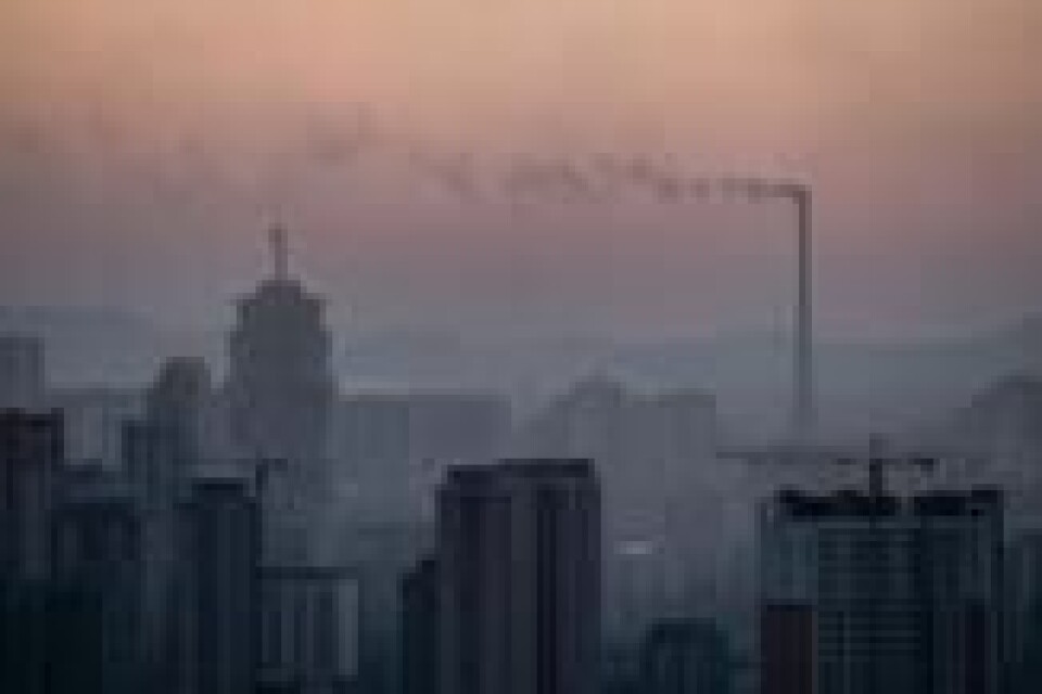 Røyk fra pipen til et kraftverk i den nordkoreanske hovedstaden Pyongyang. Landet sliter med kraftmangel. Arkivfoto fra februar. Scanpix/AFP PHOTO. Røyk fra pipen til et kraftverk i den nordkoreanske hovedstaden Pyongyang. Landet sliter med kraftmangel. Arkivfoto fra februar. Scanpix/AFP PHOTO.