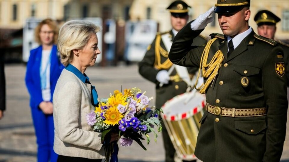 Lederen for EU-kommisjonen, Ursula von der Leyen, legger ned blomster ved minnesmerket i Kyiv over falne soldater. Foto: Christoph Soeder, Pool via AP / NTB