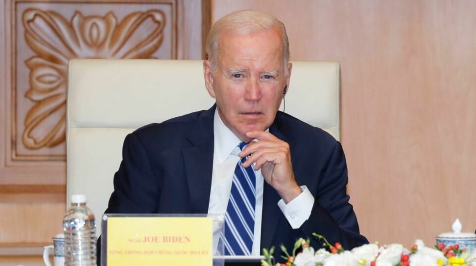 President Joe Biden lytter til Vietnams statsminister Pham Minh Chinh under et møte på regjeringskontoret i Hanoi, Vietnam, mandag 11. september 2023.