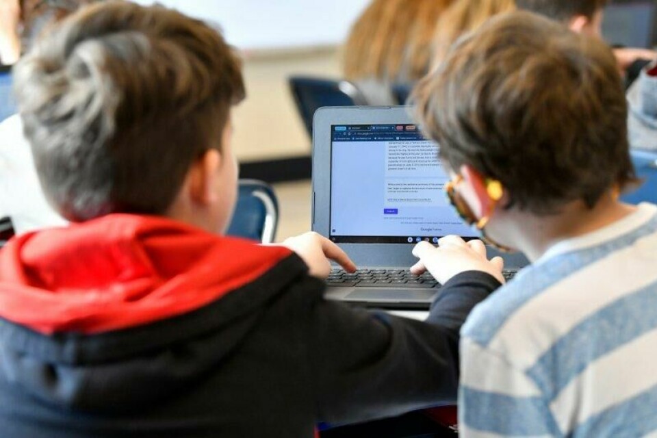 Elever samarbeider på en skolemaskin. Mange amerikanske skoler har installert verktøy som overvåker alt elevene gjør og som varsler hvis aktiviteten kan gi mistanke om mobbing, selvmordstanker eller skoleskyting. F