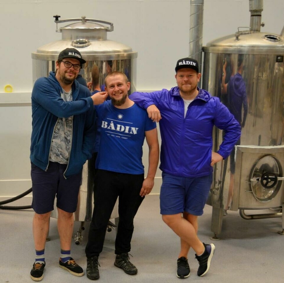 Andreas Myrvold, Steinar Andersen og Morten Iveland i full gang med å få alt på plass i det nye lokalet til Bådin bryggeri. Foto: Arne Lindbach Andreas Myrvold, Steinar Andersen og Morten Iveland i full gang med å få alt på plass i det nye lokalet til Bådin bryggeri. Foto: Arne Lindbach