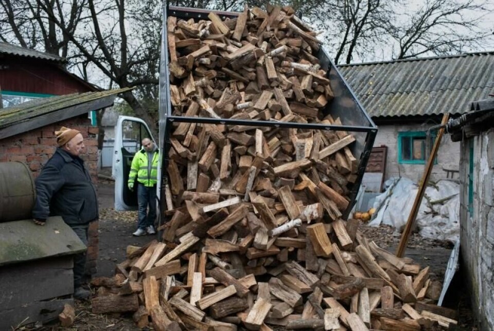 Et lastebillass med ved, som det de akkurat har fått levert fra Caritas, koster rundt 12.000 hryvnjas. Det er omtrent fire ganger så mye som uførepensjonisten Volodymyr Timosjenko får i månedlig pensjon.